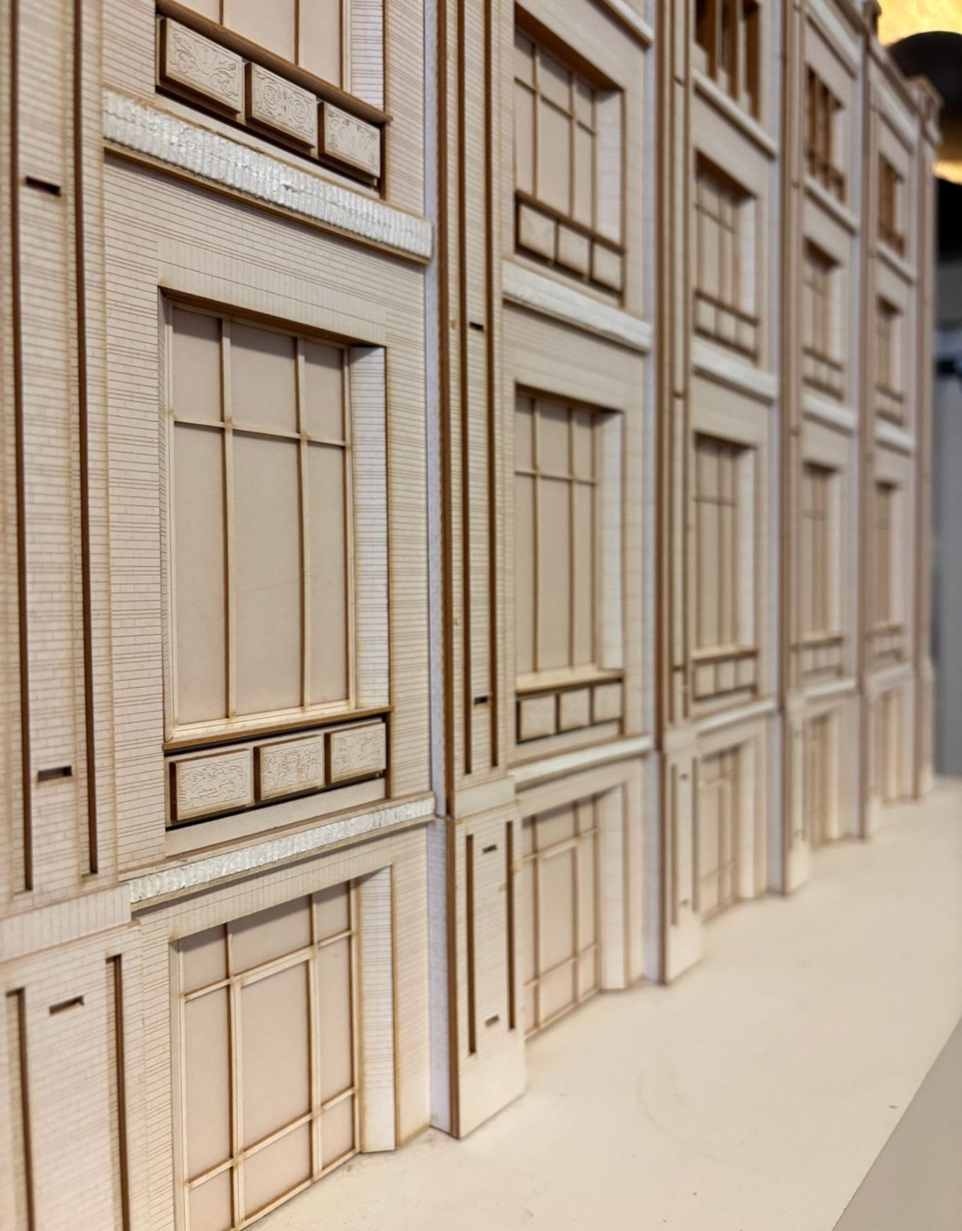 Modellbau Modell eines Gebäudes mit detaillierten Fassaden aus Holz.