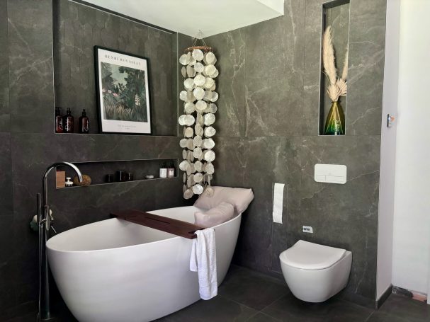 Elegantes Badezimmer mit freistehender Badewanne und modernen Fliesen.