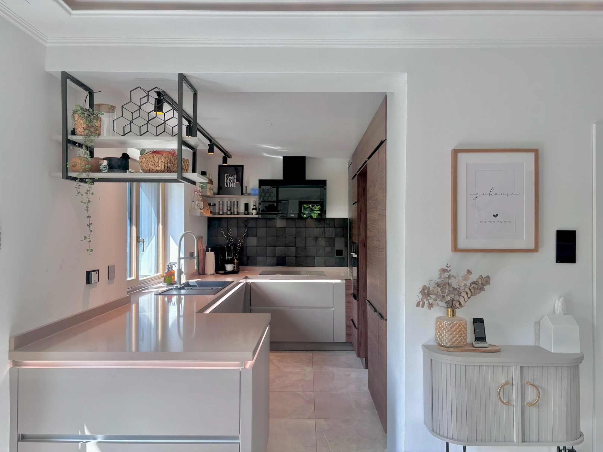 Küche Moderne Küche mit eleganten Oberflächen und minimalistischer Einrichtung.